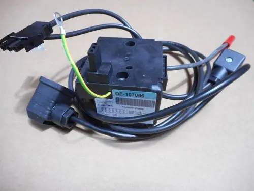 Remeha Gerät mit Anschlusskabeln und Stecker, ausgestattet mit mehreren Anschlusspunkten. Schwarz-weiße Farbe und unterschiedliche Kabelkonfigurationen sind erkennbar.